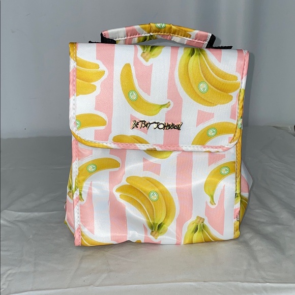 BETSEY JOHNSON BANANA LUNCH BAG
FTL-09-059 - Picture 1 of 6